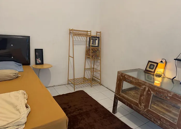 House For Budget Travelers * سينغاراجا